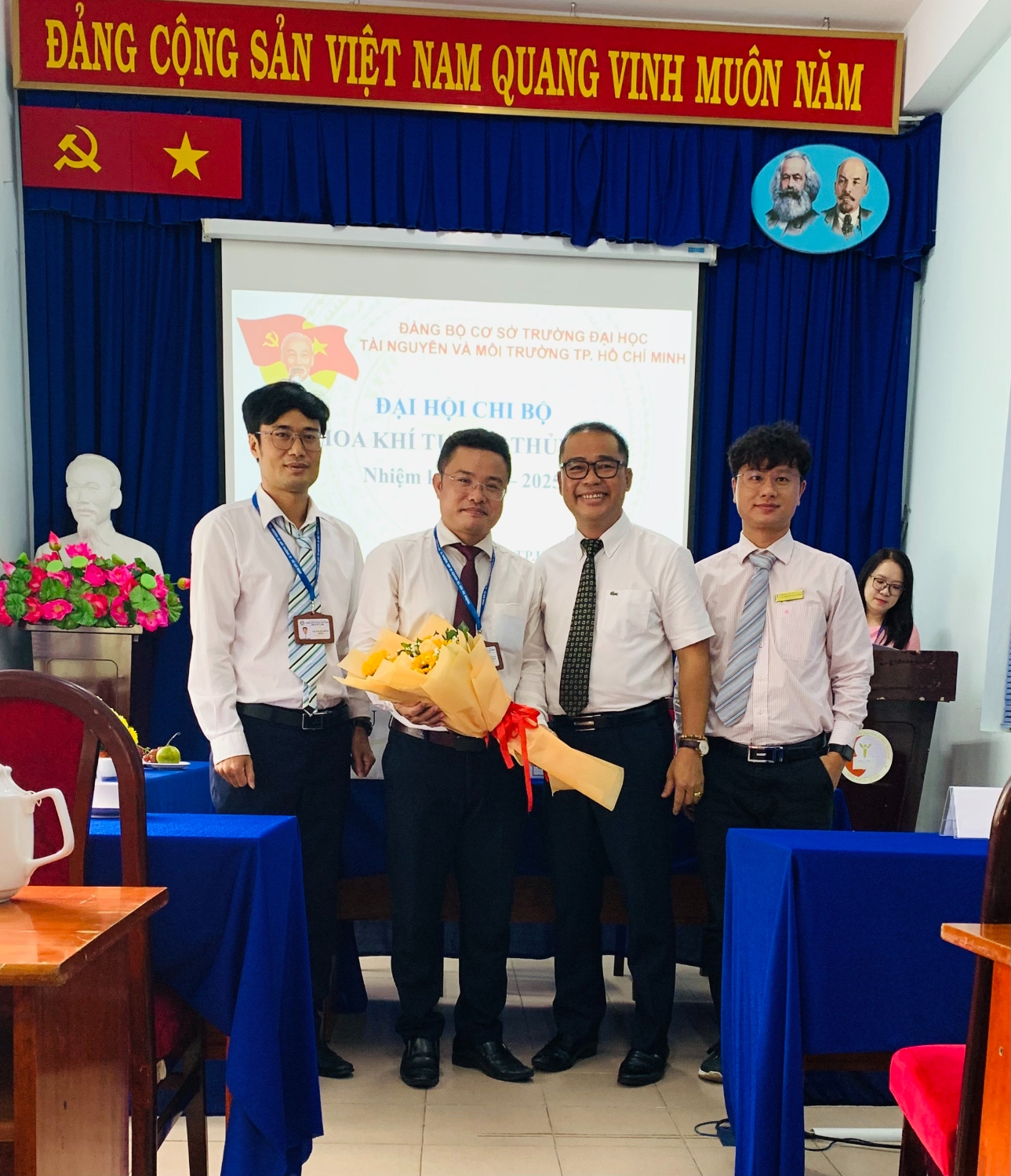 Hình 5: Đ/c Huỳnh Quyền – Phó Bí thư Đảng ủy, Hiệu trưởng nhà trường tặng hoa chúc mừng Chi ủy nhiệm kỳ 2022-2025