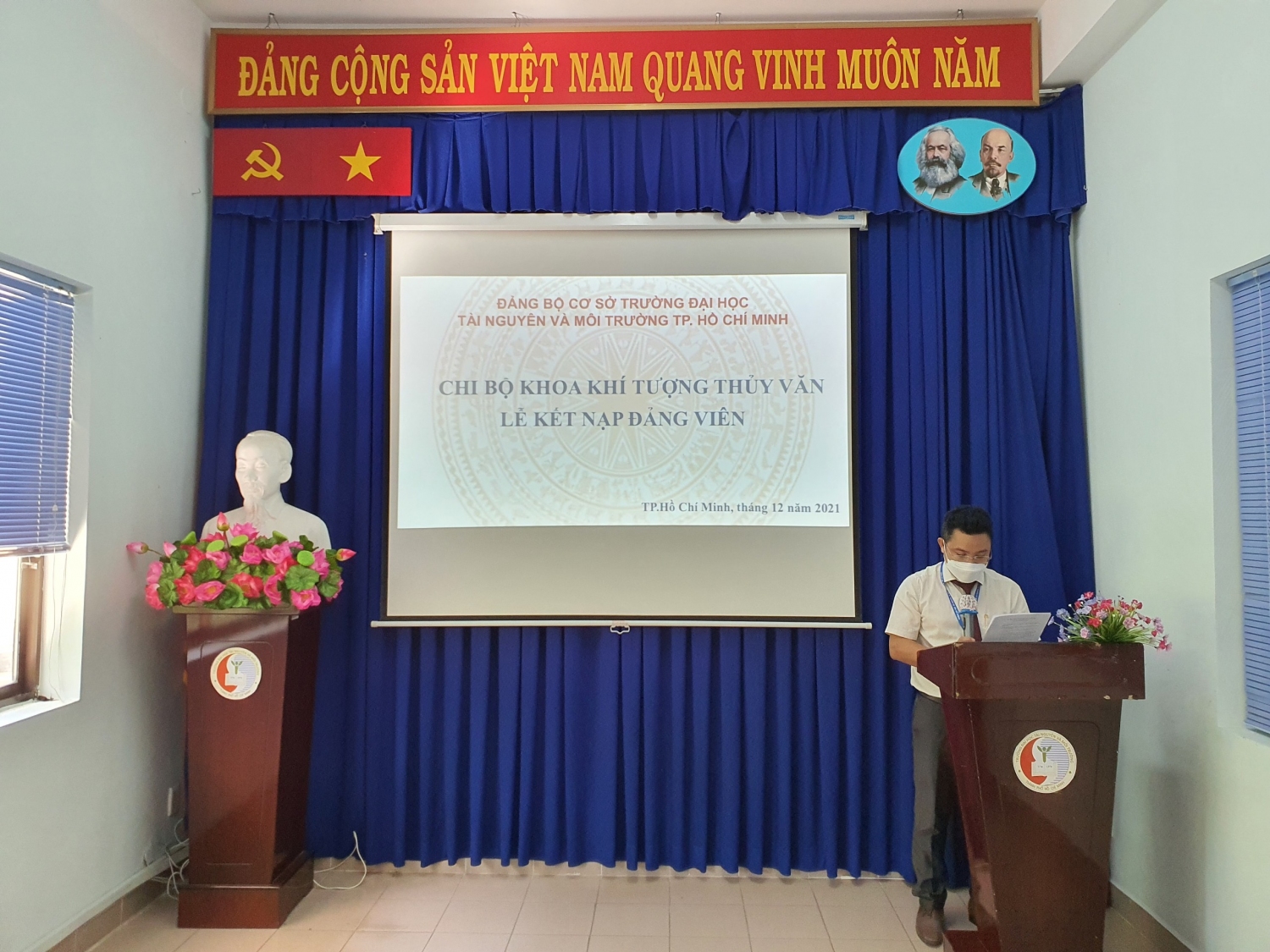 Đồng chí Cấn Thu Văn - Bí thư chi bộ đại diện chi ủy đọc và trao Quyết định kết nạp Đảng viên mới