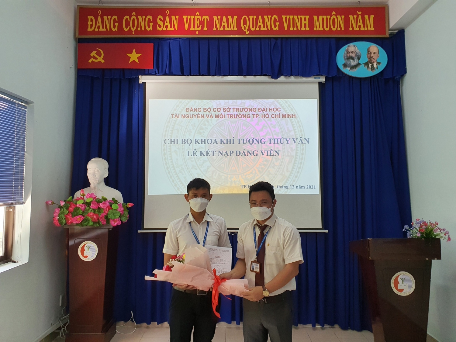 Đồng chí Cấn Thu Văn trao Quyết định và hoa chúc mừng đồng chí Nguyễn Hữu Tuấn
